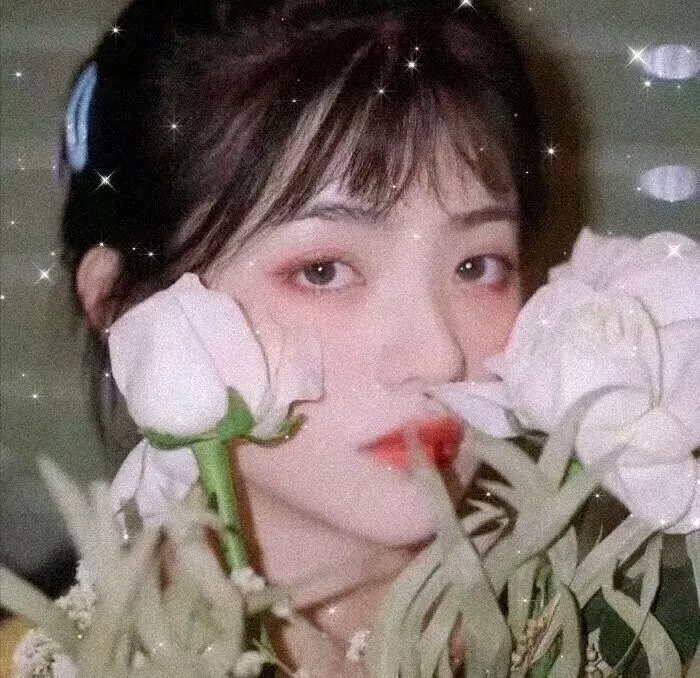 戴流苏耳环的少女